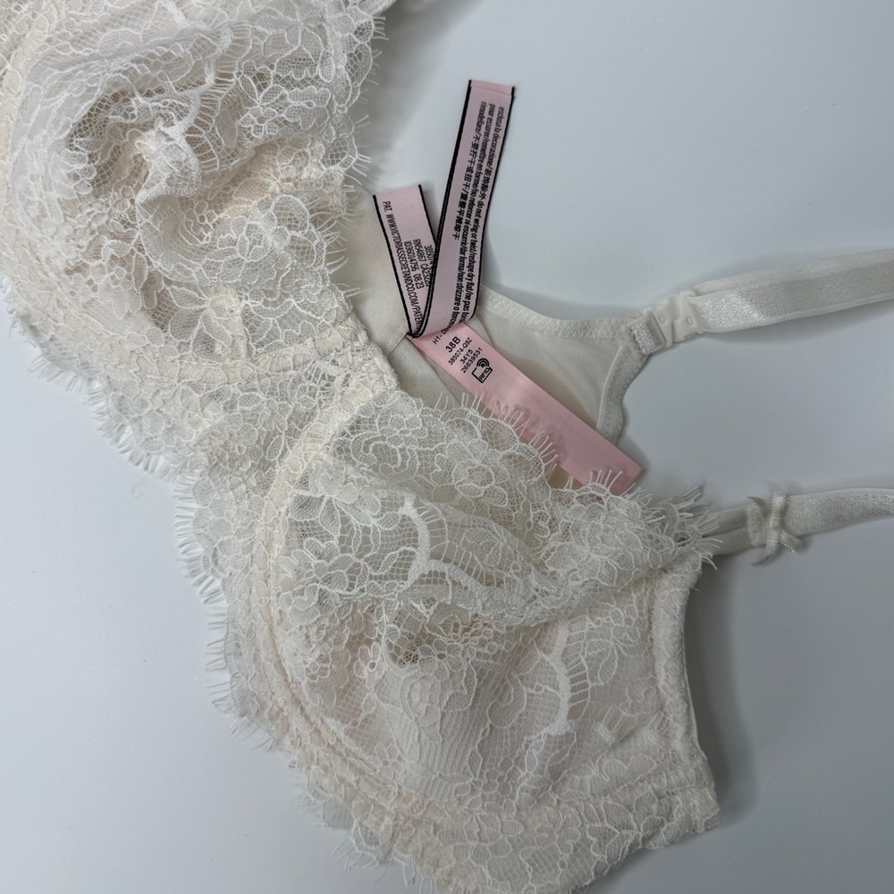 Beautiful Victoria’s Secret Lace Cream Half Bra - Picture 2 of 6